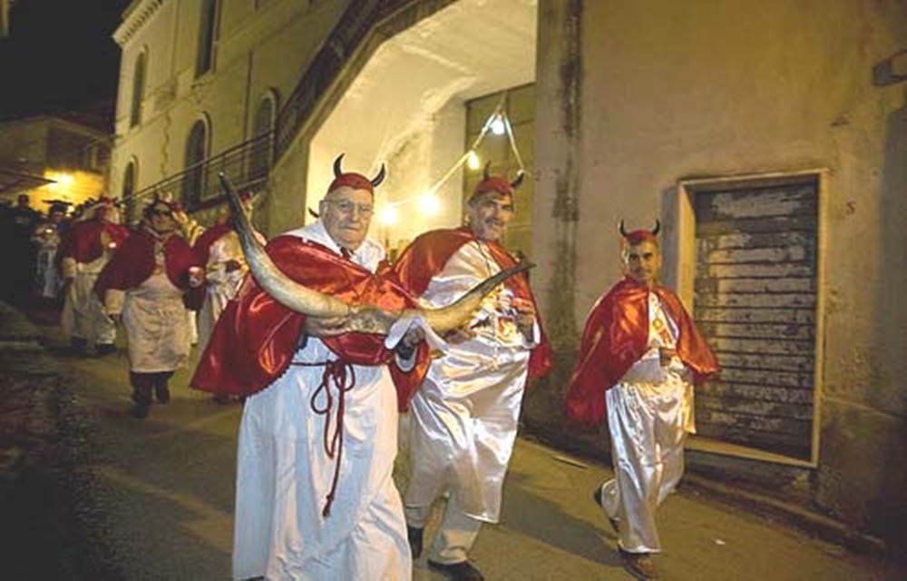 Ir para  <p>Ol&aacute; pessoal, hoje se festeja San Martino de Tours, que foi um bispo crist&atilde;o no s&eacute;culo IV. Aqui se diz: a San Martino ogni mosto diventa vino. Tempo de vinho, castanha e folclore. A prop&oacute;sito,...